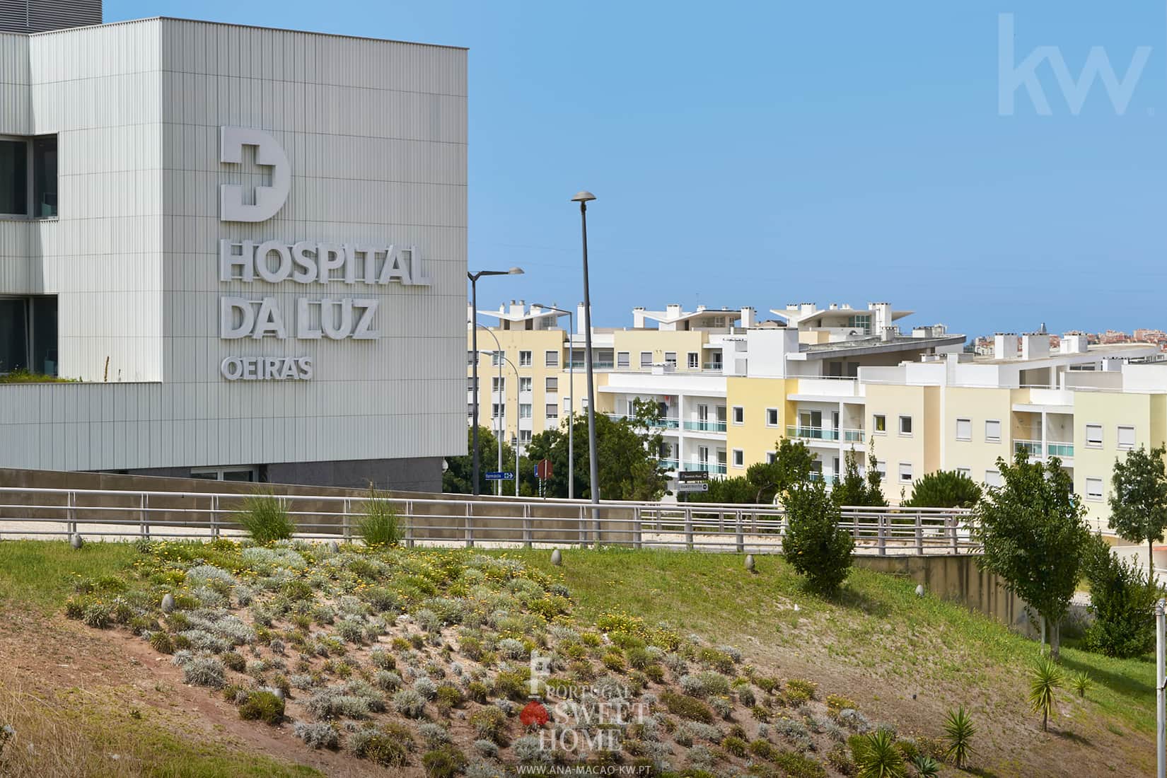 Hospital da Luz de Oeiras, in front of the property