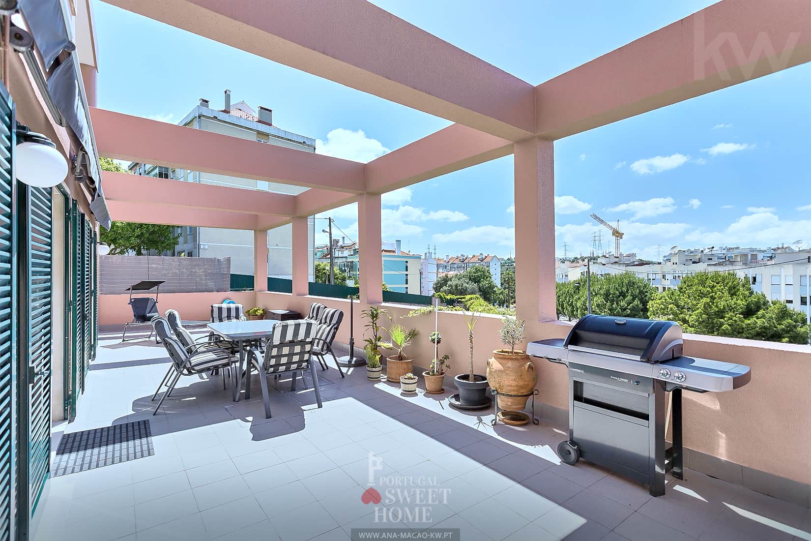 Large terrace (70 m2) with open views