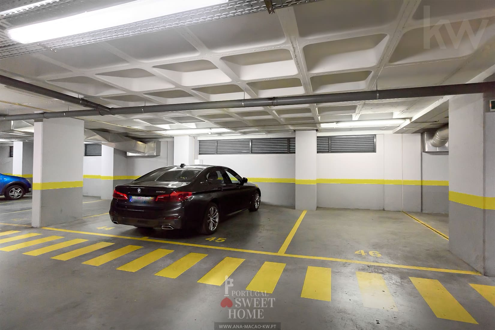 Garage with 3 parking spaces