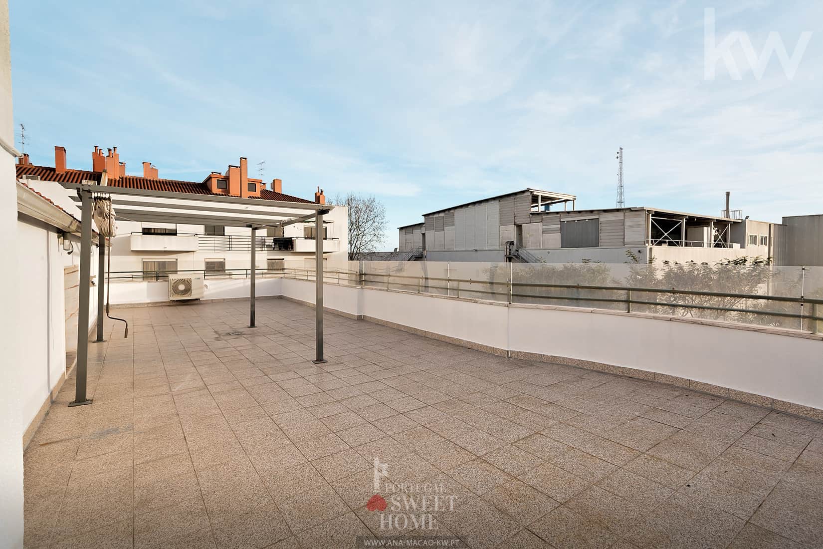 Large terrace (76 m2) on the upper floor