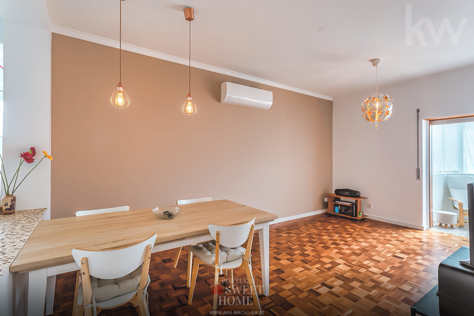 Salon et salle à manger (19,6 m²) avec connexion à la cuisine et à la salle à manger
