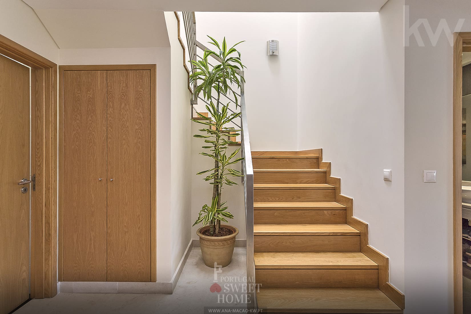 Access staircase to the 2nd floor with 7 meters of ceiling height