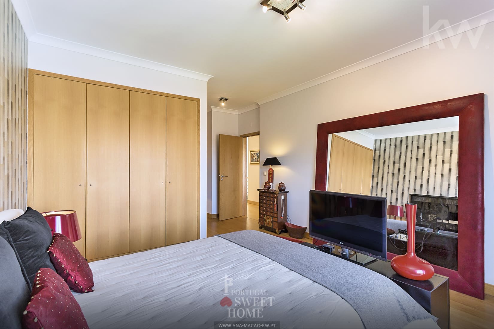 Main suite (22.7 m²), spacious and bright