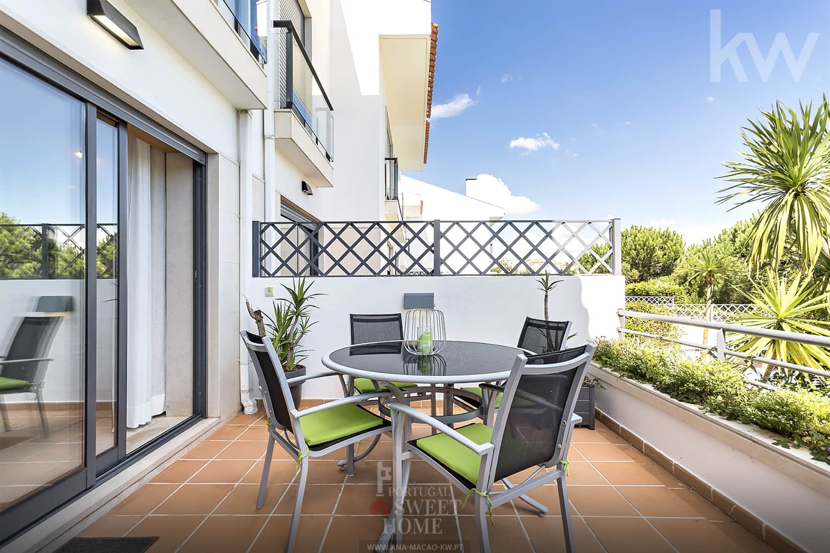 Large terrace (10.7 m²) overlooking the garden and pool