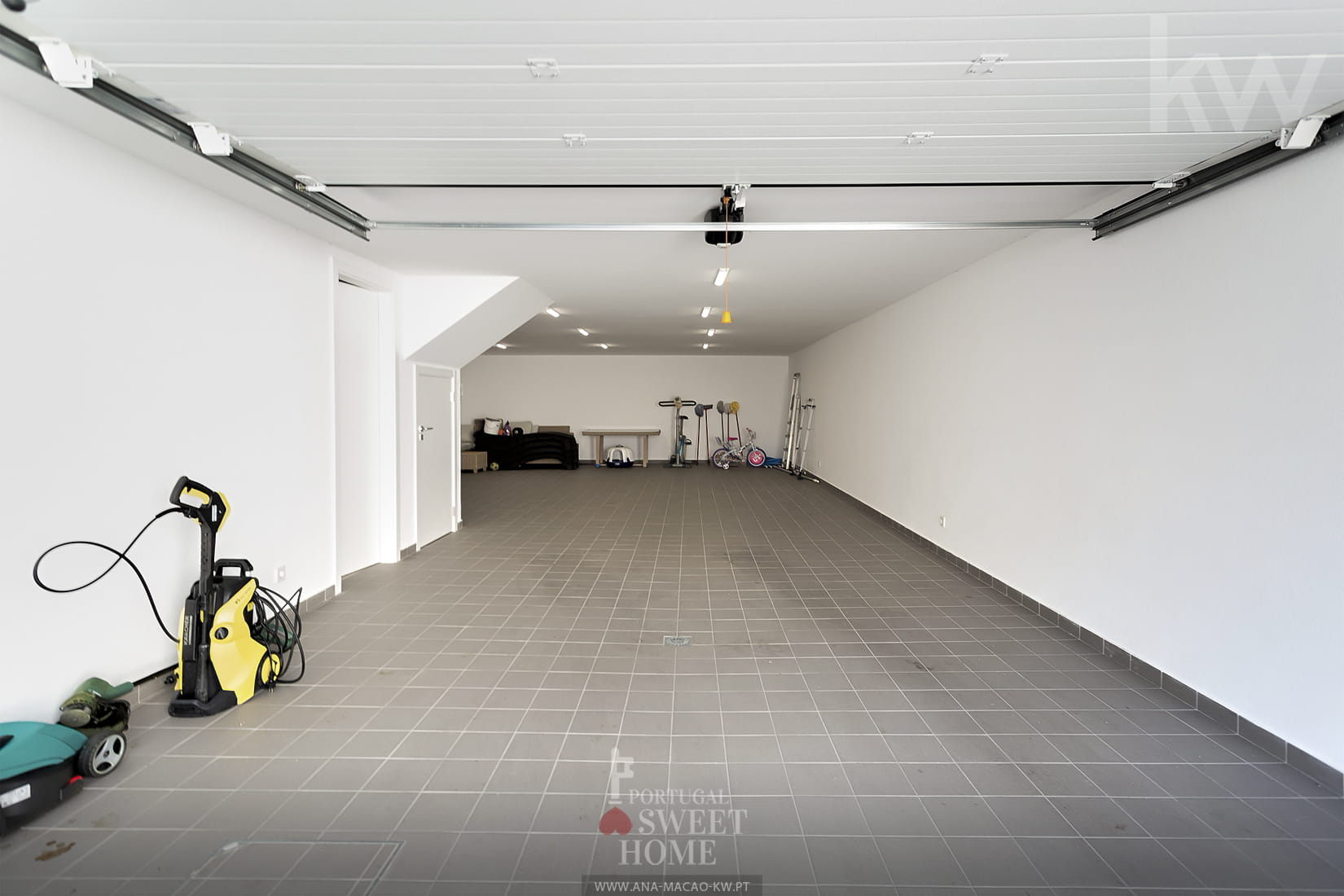Large garage (80 m²) for 3 or 4 cars