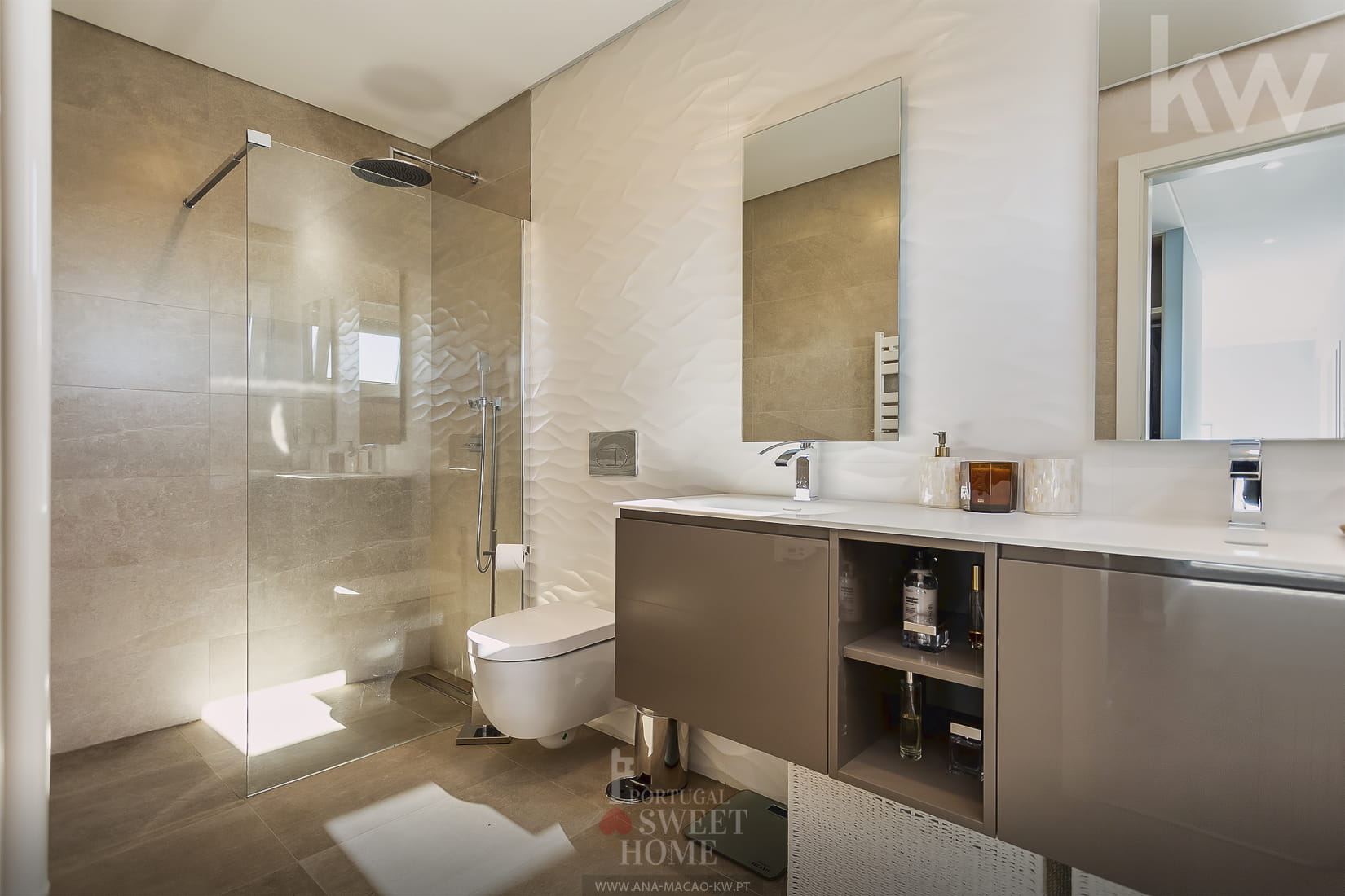 Bathroom (5.43 m²) complete in the Master Suite (2nd floor)