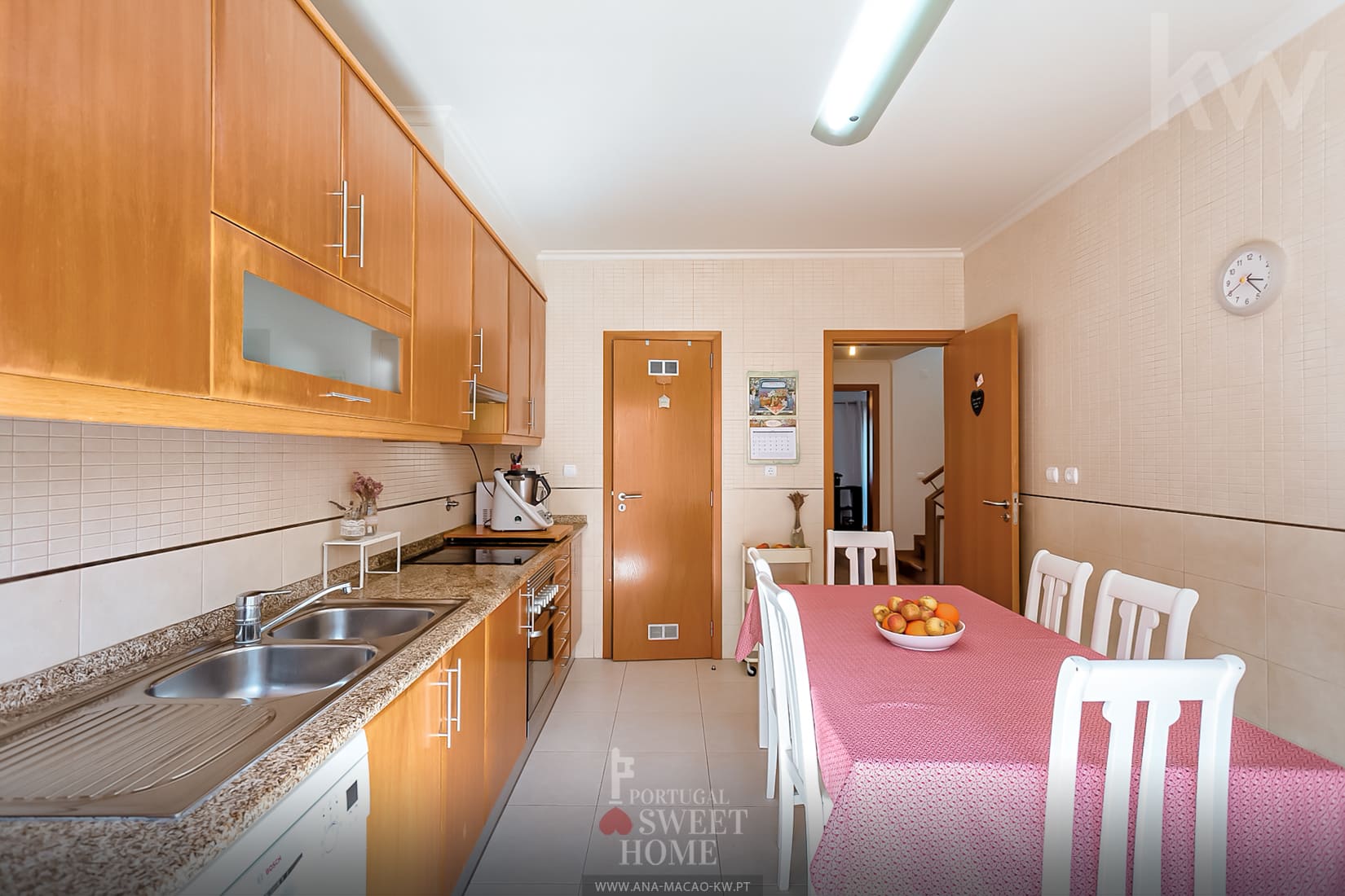 Kitchen (13.7 m²) equipped with hob, stove and extractor hood
