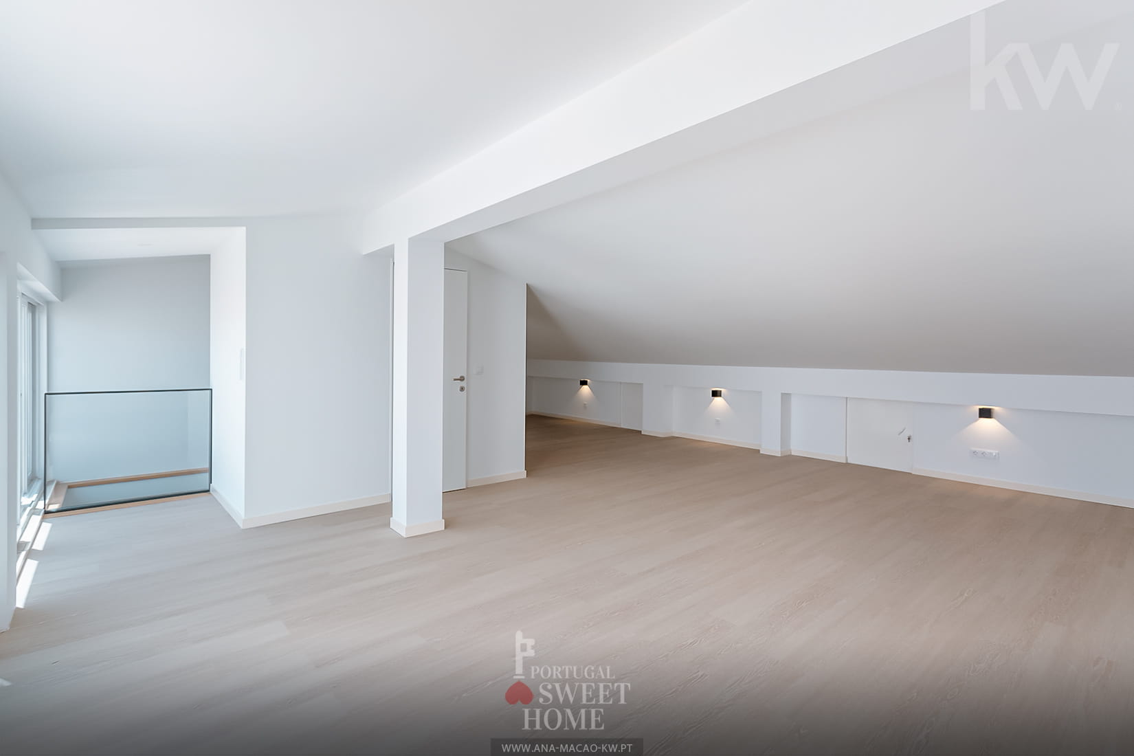 Grande pièce (50 m2) sous les combles, pouvant servir de grande suite ou de salon