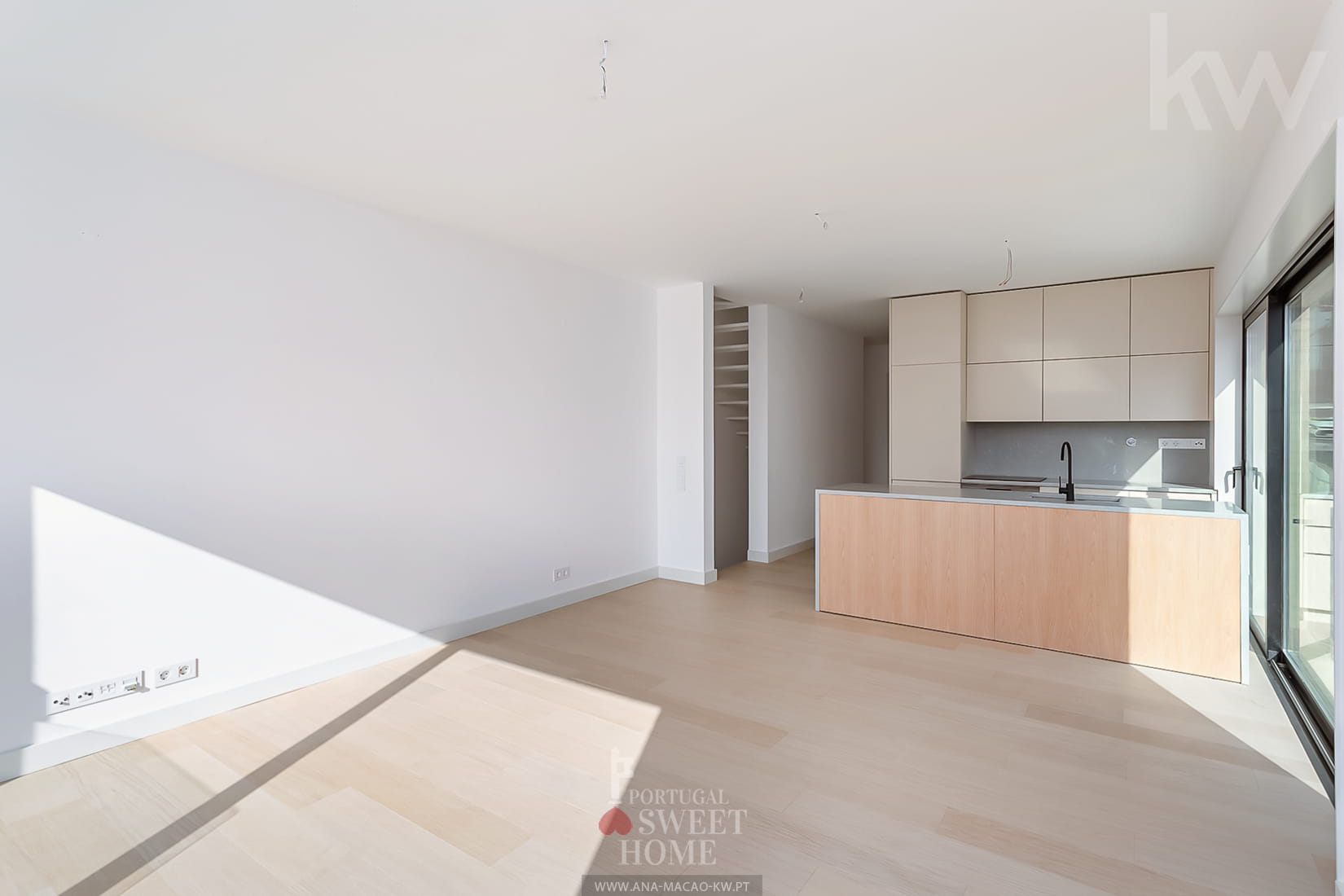 Vue du grand séjour avec cuisine intégrée (31 m²)