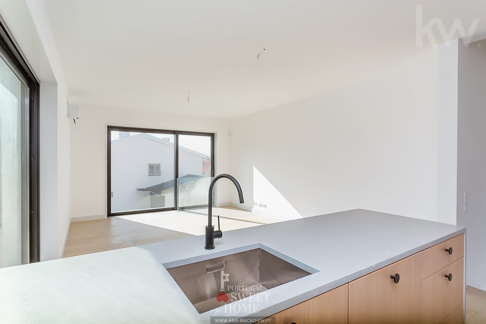Vue du grand séjour avec cuisine intégrée (31 m²)