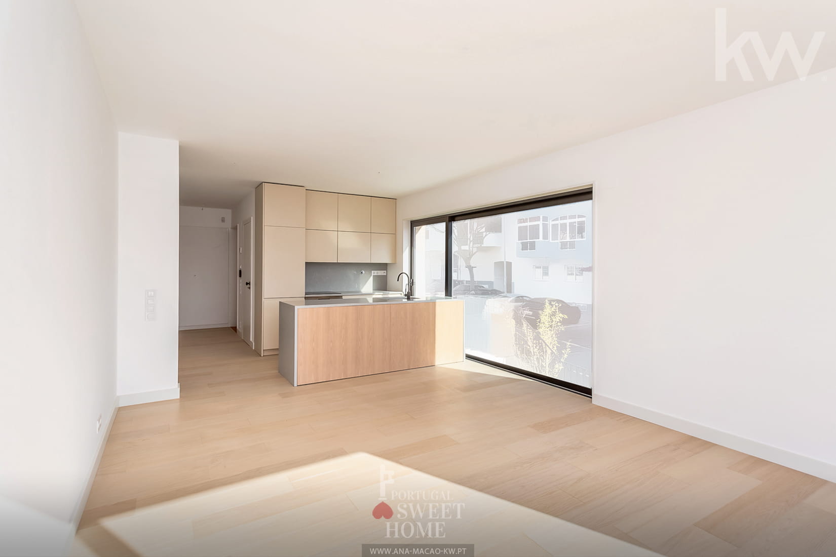 View of the large living room with integrated kitchen (31 m²)