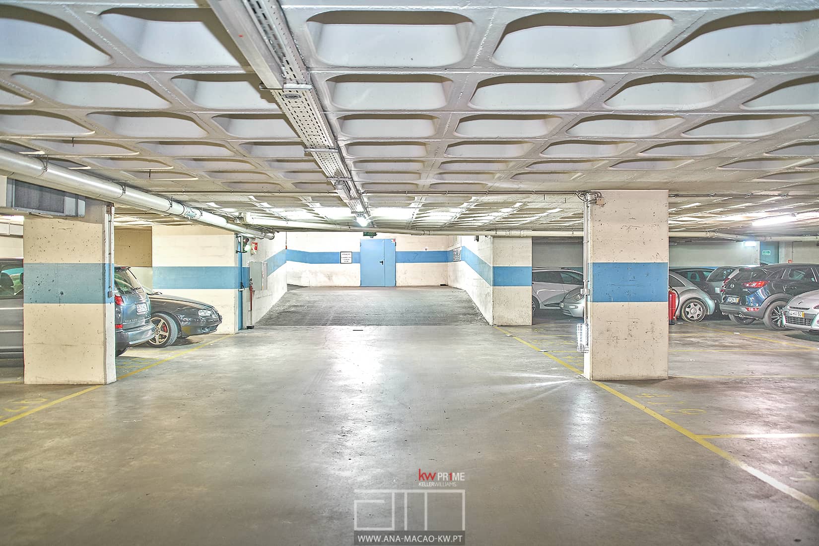 Garage with space for 4 cars