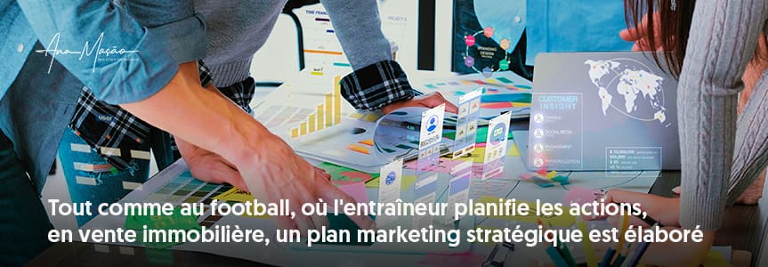 Vendre des maisons versus Football - Entraîneur de football expliquant les tactiques sur le tableau