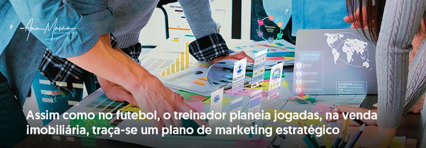 Vender casas versus Futebol - Treinador de futebol explicando táticas no quadro