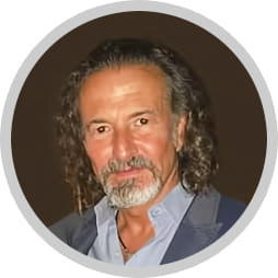 José María Cano, o cantor, passa longos períodos no seu apartamento em Carcavelos