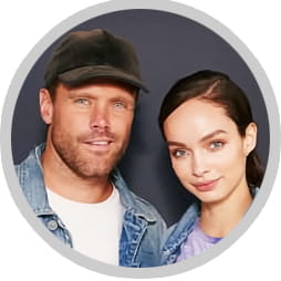 Le couple Nick Youngquest et Luma Grothe, mannequins australiens connus pour leurs parfums Paco Rabanne, ont troqué Paris pour la tranquillité d'Ericeira