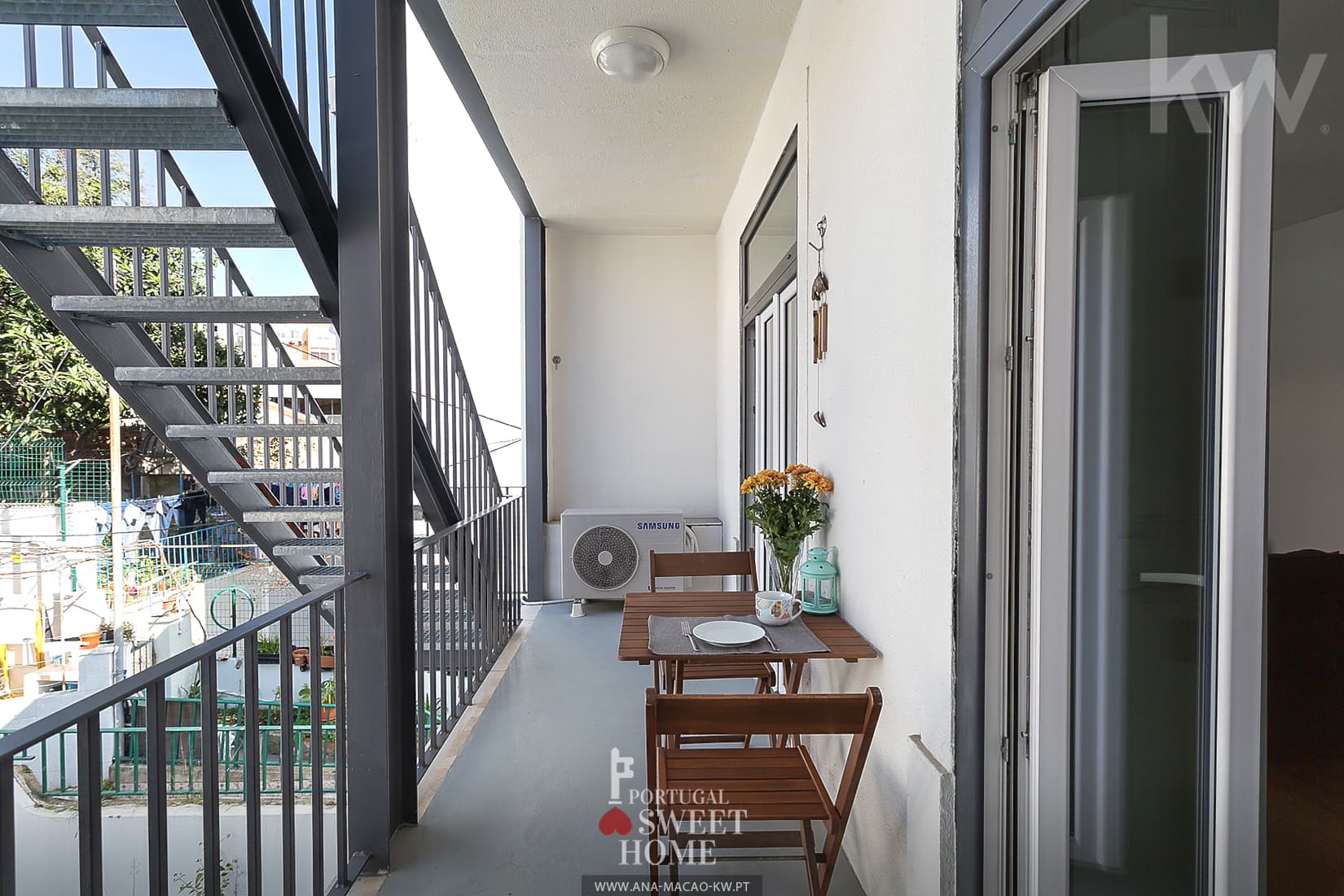 Balcony with access to laundry and terrace