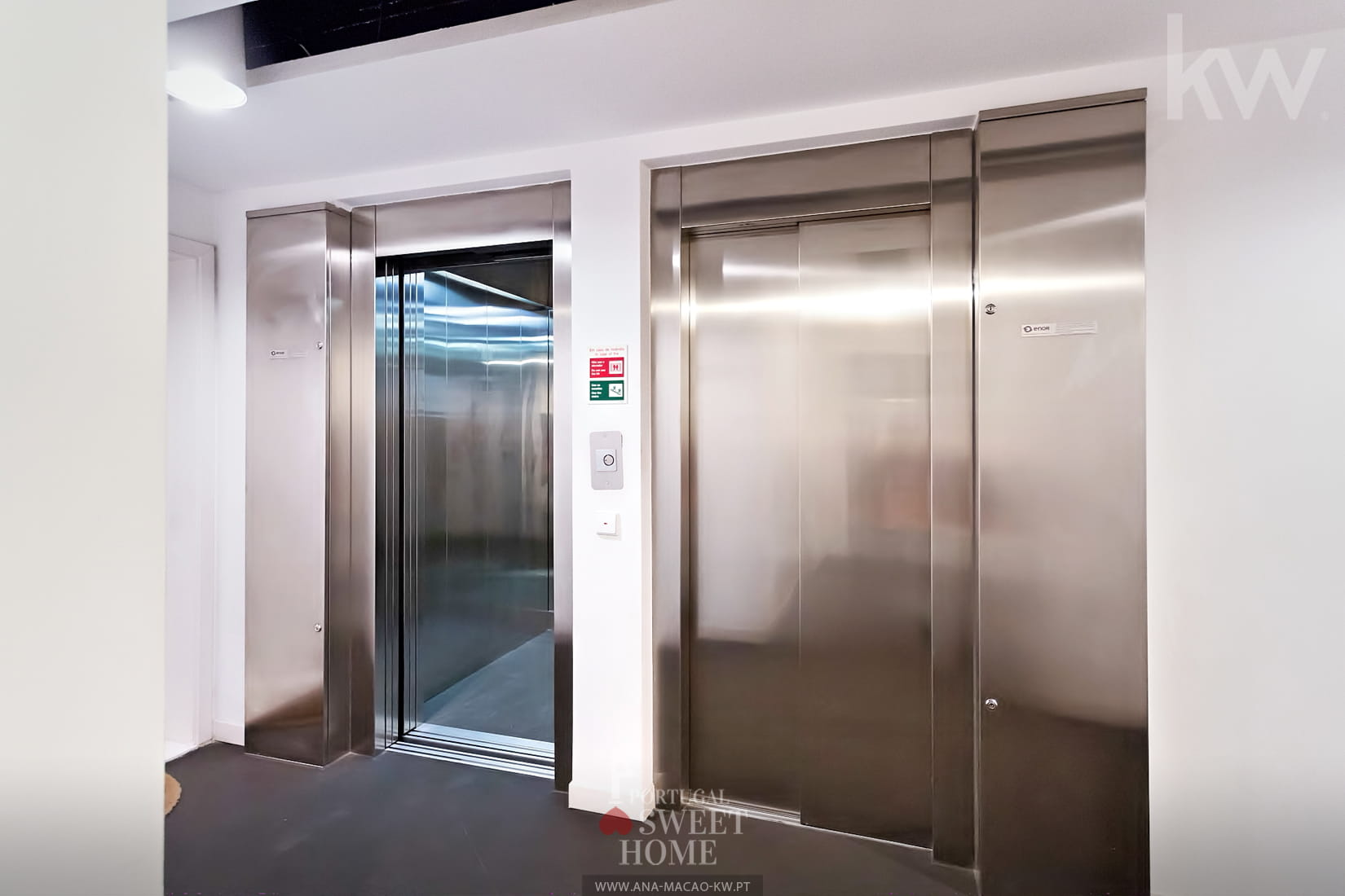 2 ascenseurs dans le bâtiment