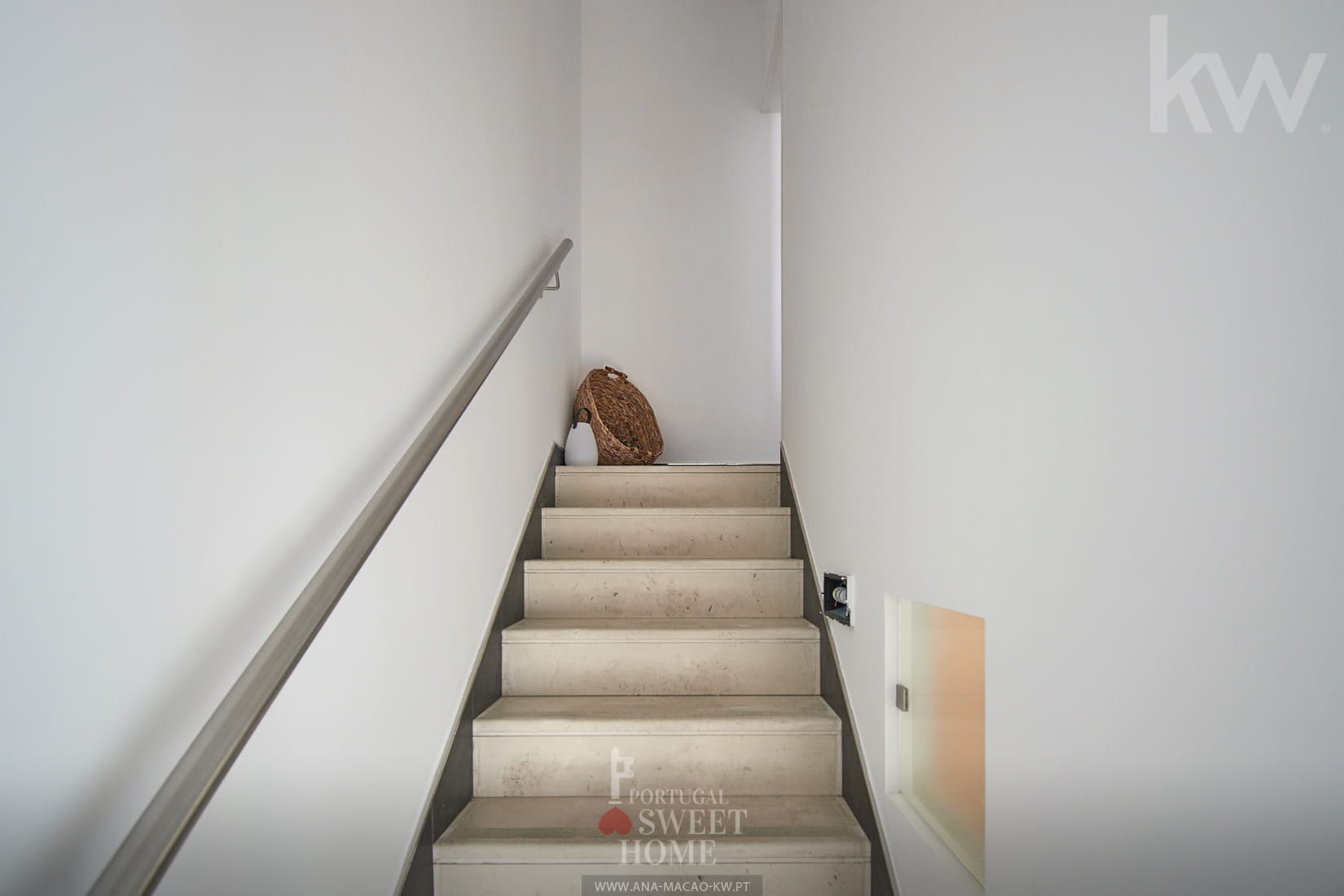 Stairway to floor 1