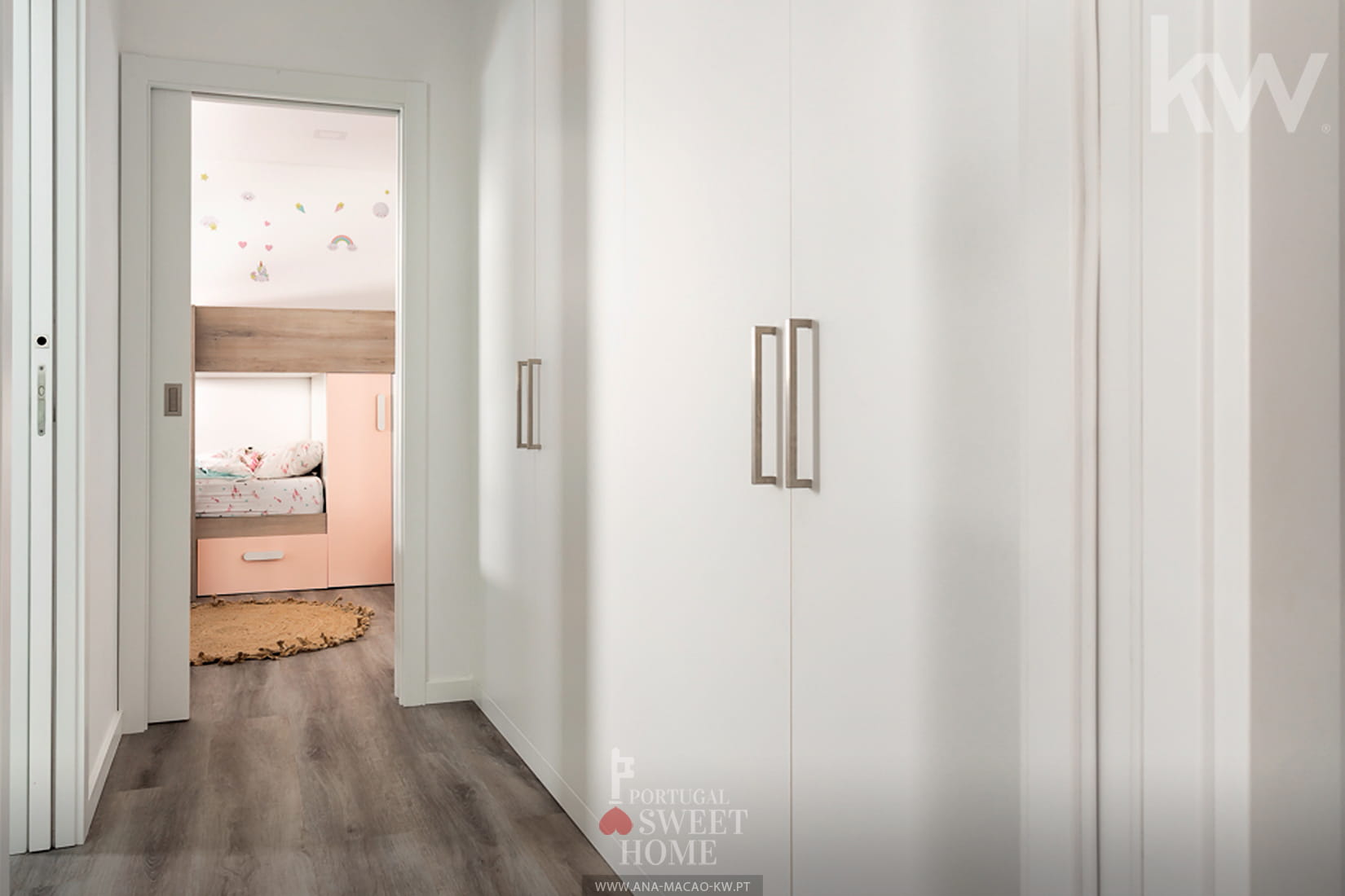Closet shared between two suites (4.9 m2)