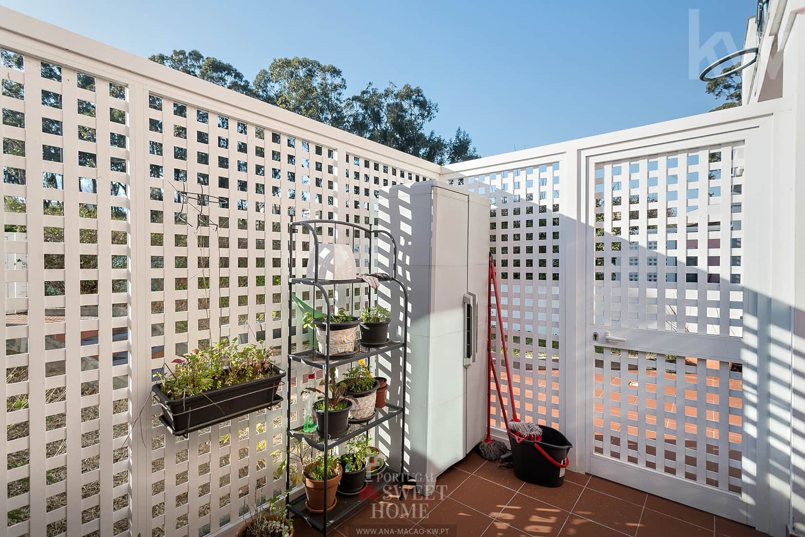 Terraço (14 m²) integrado num amplo logradouro com jardim (56 m²) 