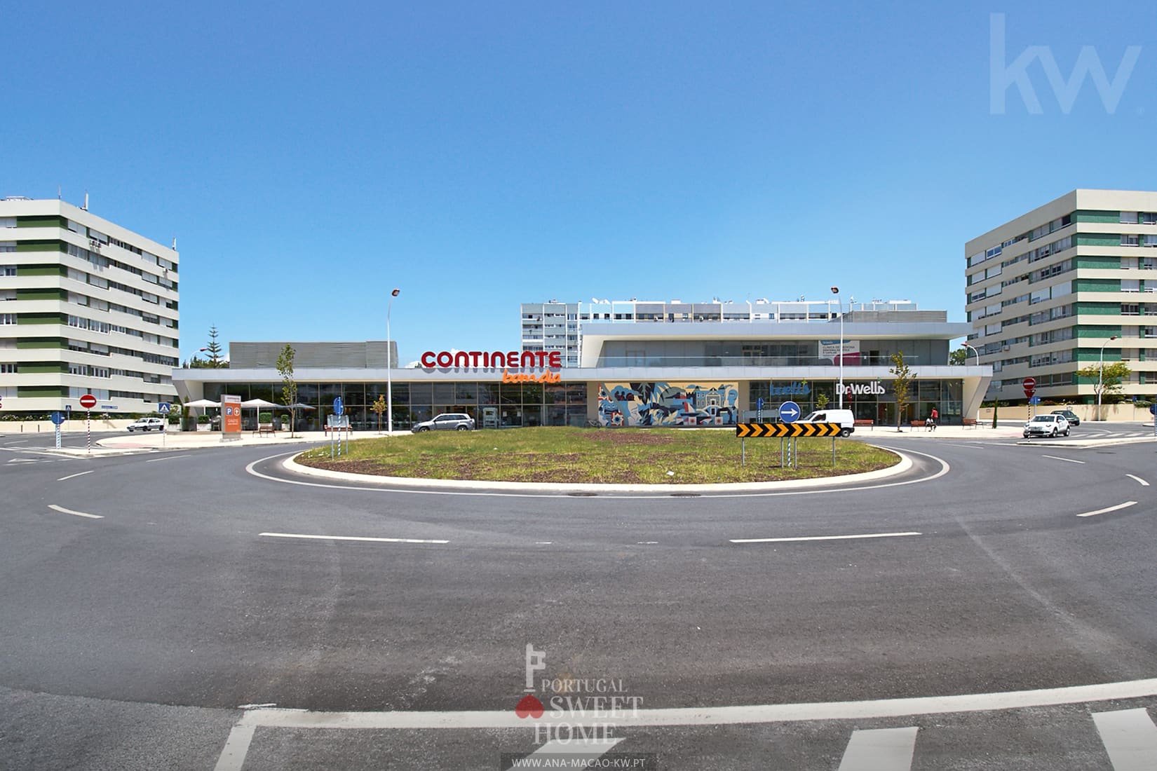 Bom Dia Continente Supermarket roundabout 