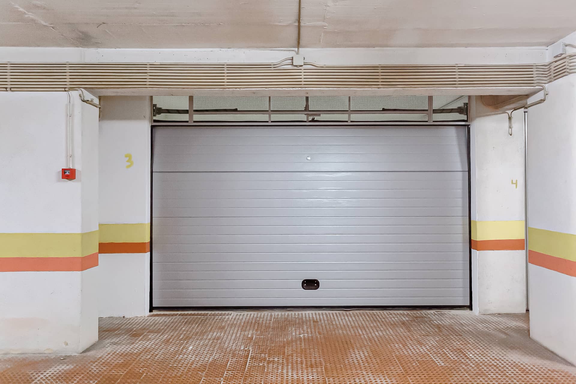 Closed garage with 39 m2
