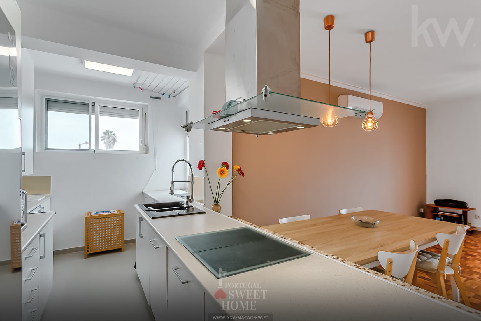 Kitchen (13.5 m²) fully equipped and open to the living room