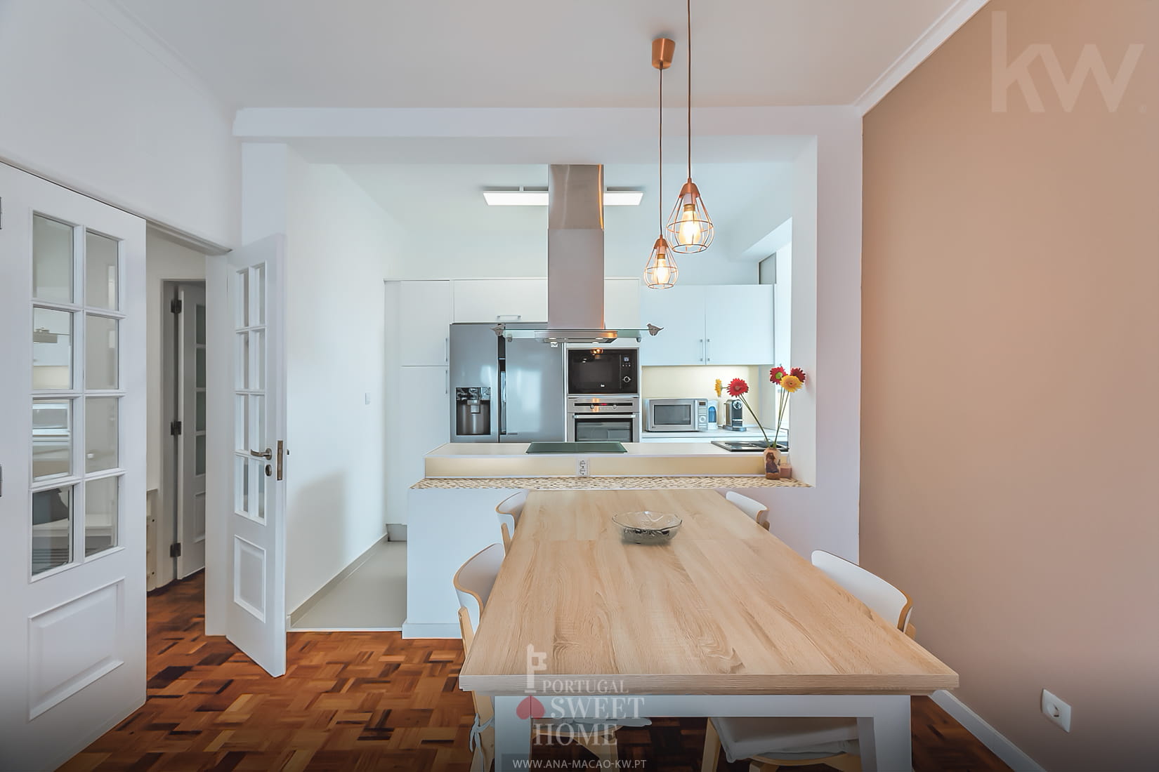 Sala de estar e de refeições (19,6 m²) com ligação à cozinha e à sala de refeições