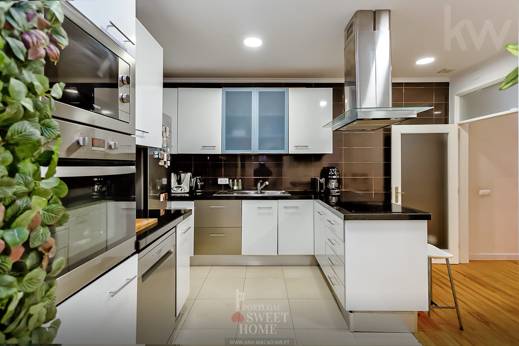 Vista da cozinha renovada e equipada (19,6 m²)