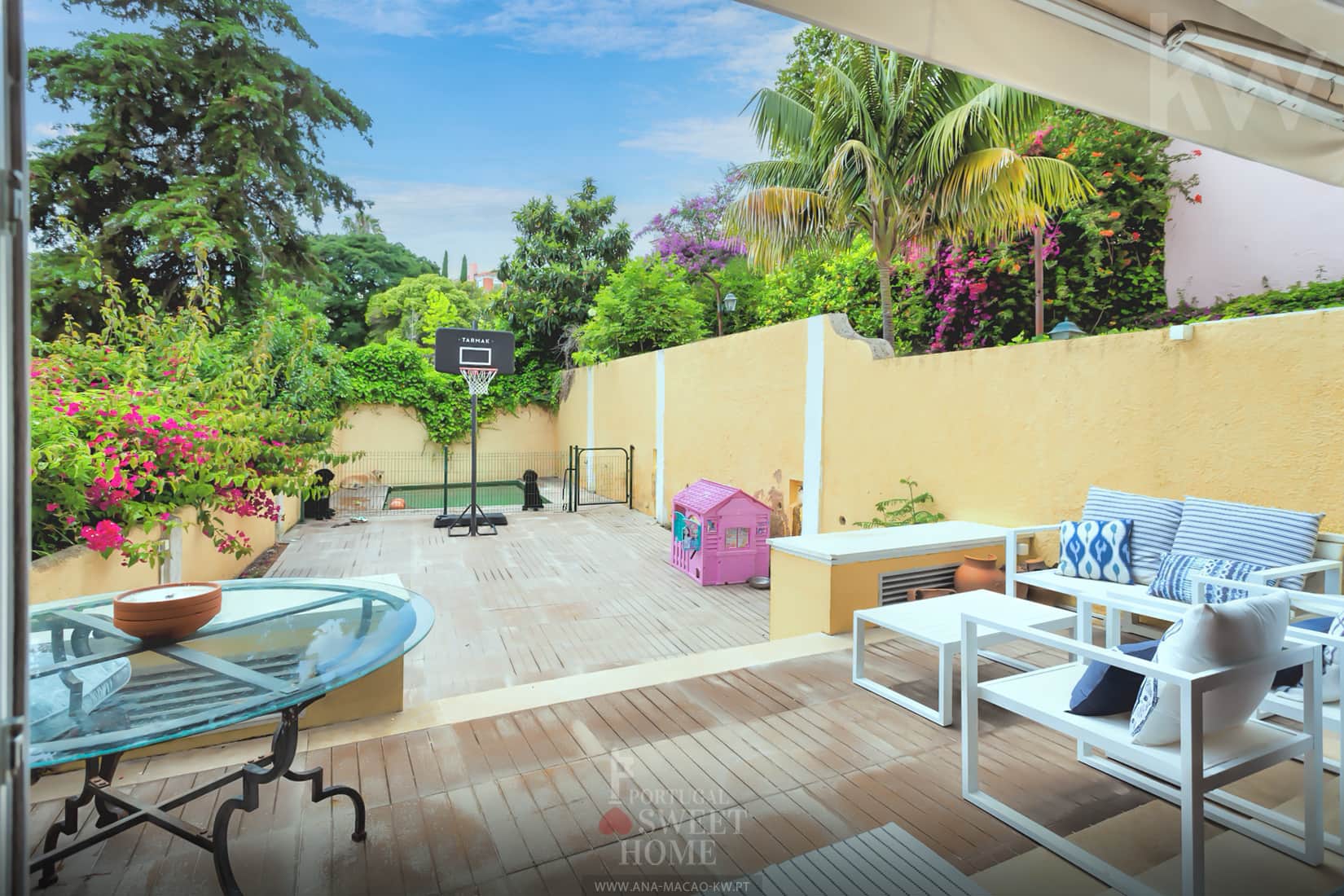 Terrace and patio (84.2 m2) with swimming pool