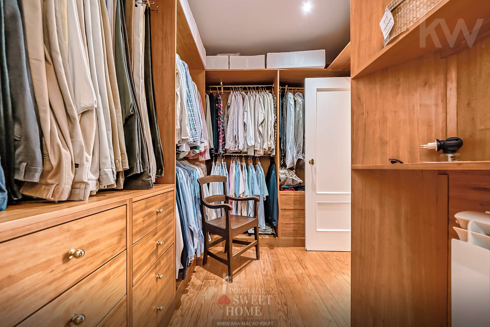 One of the master suite's closets (6.5 m²)