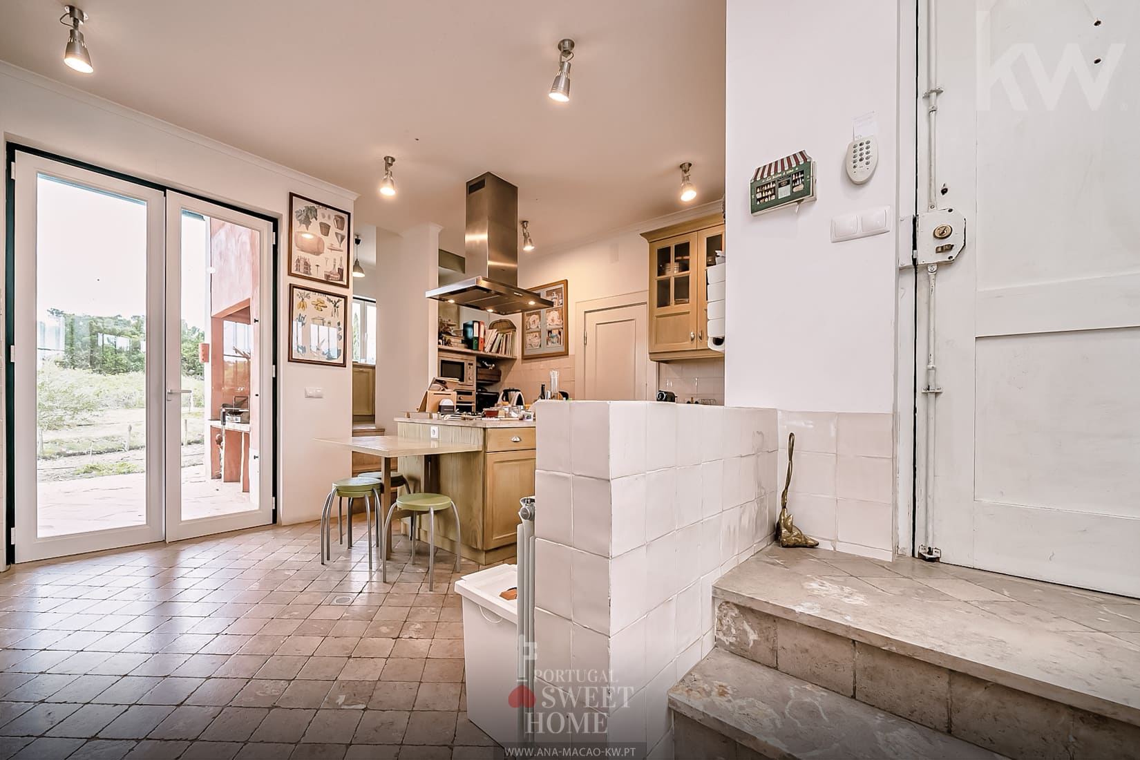 Cozinha equipada (12,2 m²) com Lavandaria (9,9 m²), Despensa (4,2 m²) e Estendal ()