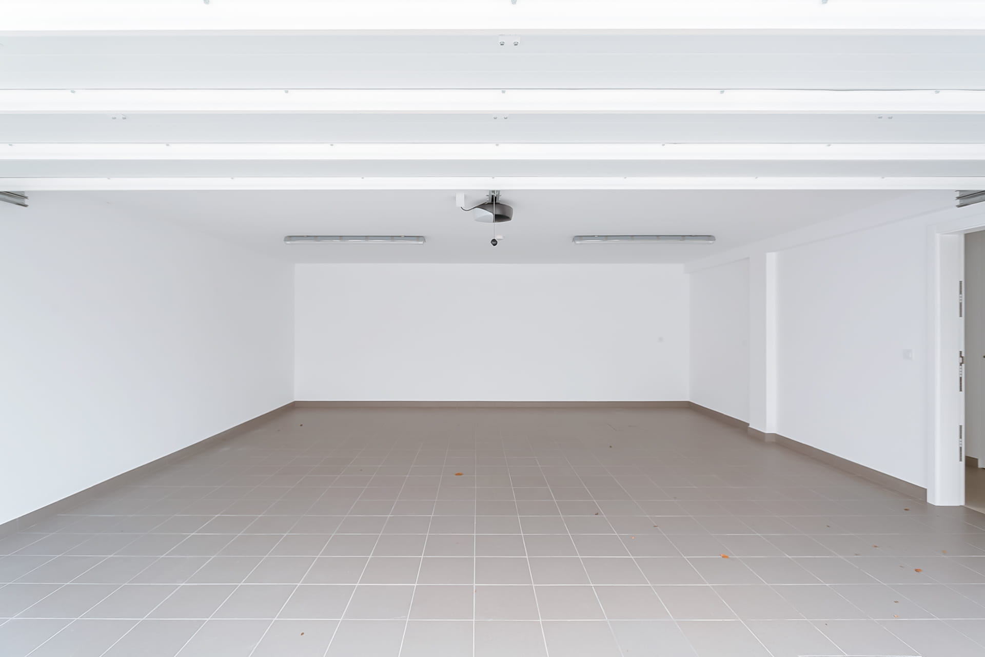 Garagem (48,7 m2) com espaço para 3 viaturas