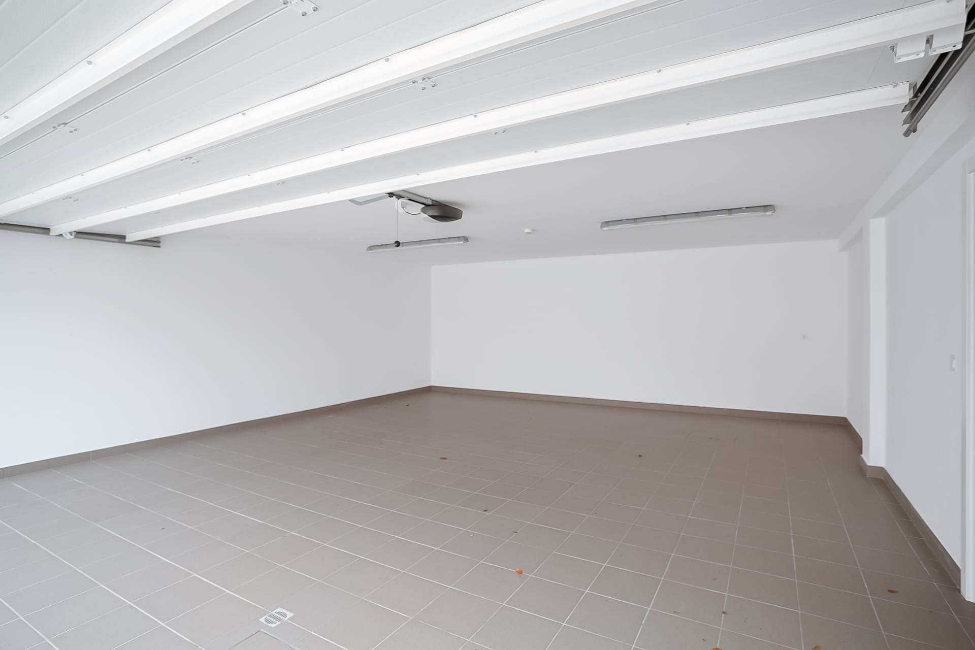 Garagem (48,7 m2) com espaço para 3 viaturas