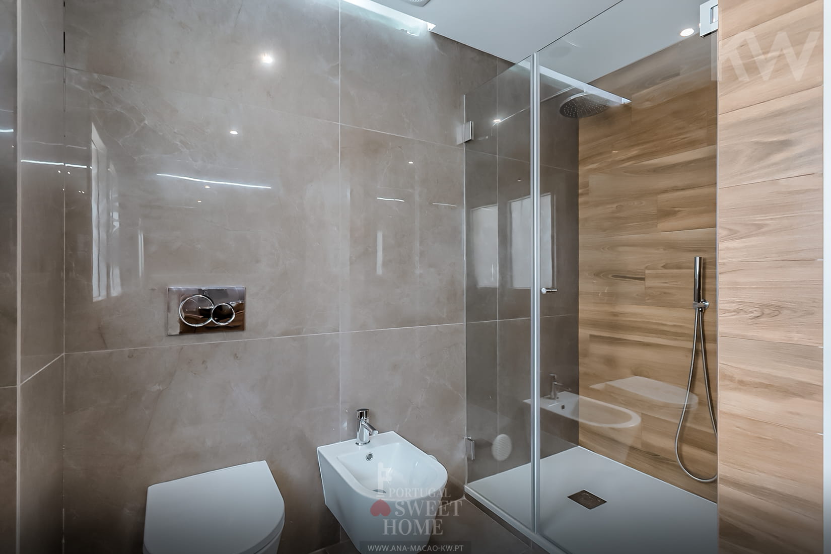 Master suite bathroom with 6.2 m2