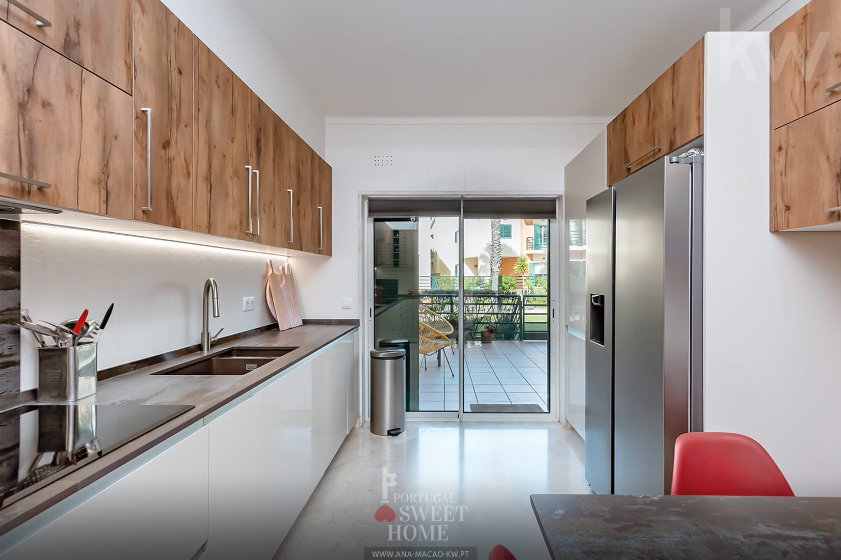 Cozinha (15 m²) renovada com acesso ao terraço debruçado sobre o condomínio