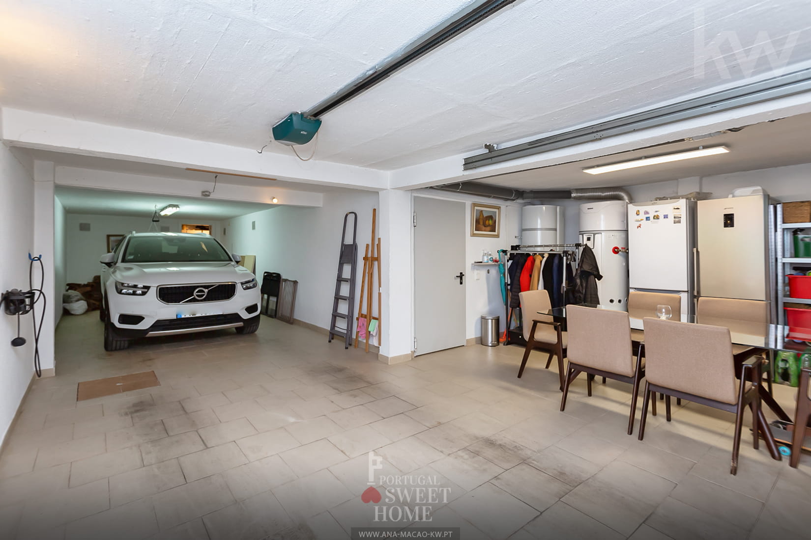 Garagem (53 m²) com espaço para 2 viaturas
