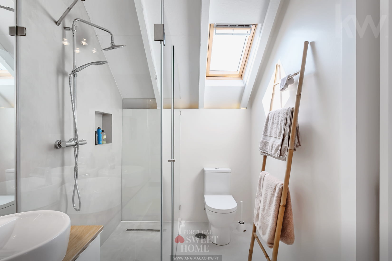 Suite bathroom, with natural light