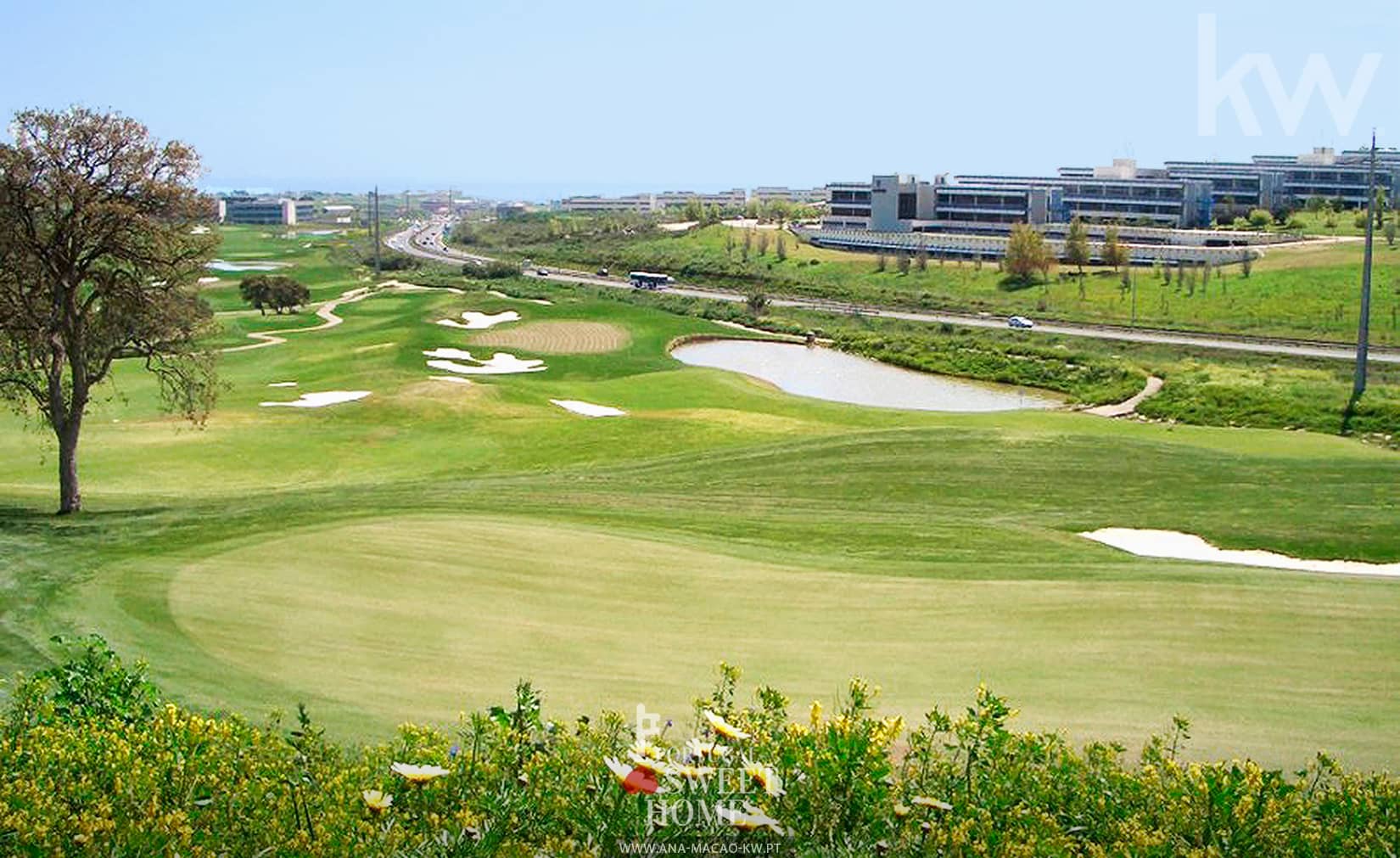 Vista do campo de golf de 9 buracos do empreendimento