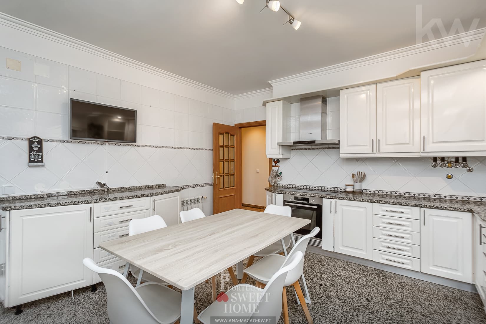 Fully equipped kitchen (20 m2), with access to the winter garden