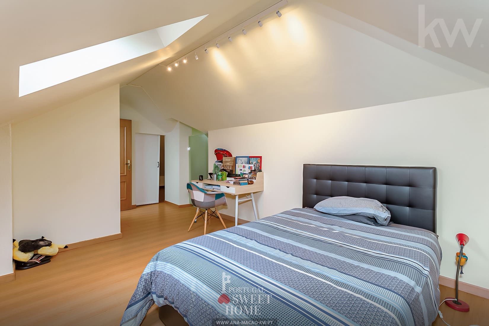 Attic suite with natural light (24 m2)