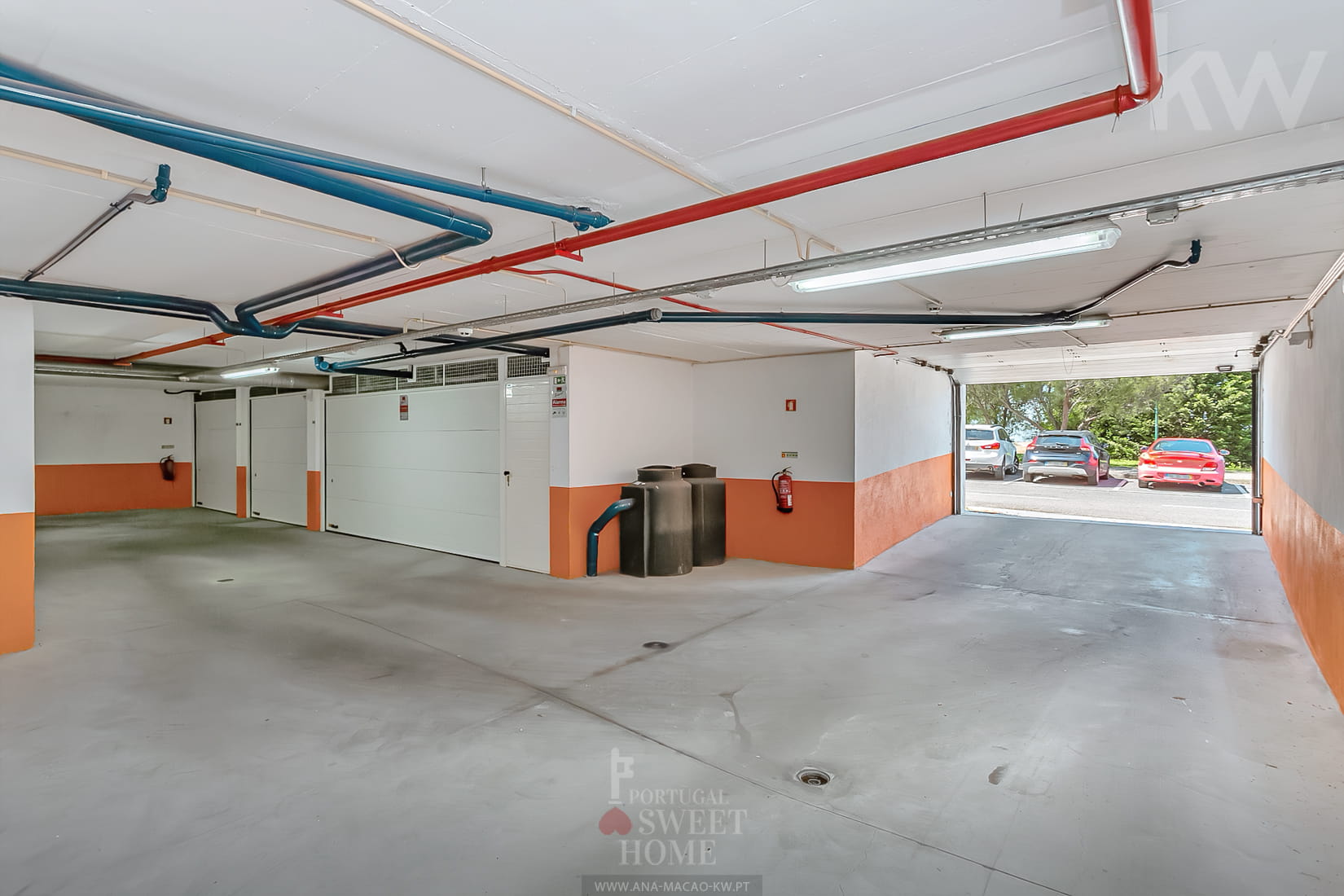 Garage with space located on the floor with direct access to the street