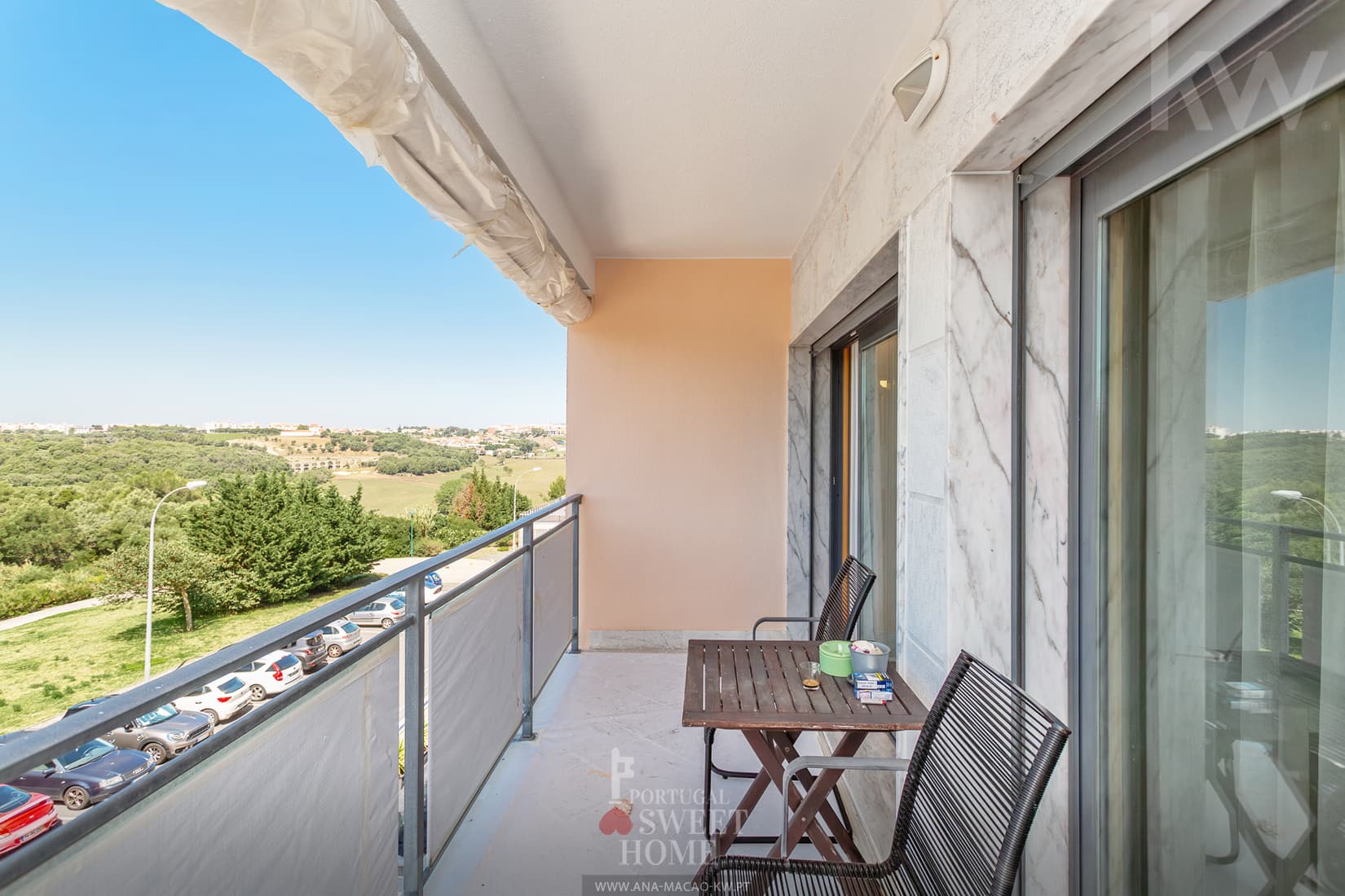 Balcony (7.15 m²) with open views of the sea and the Oeiras Agricultural Station