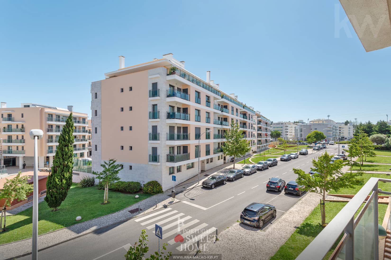 Balcony (7.15 m²) with open views of the sea and the Oeiras Agricultural Station