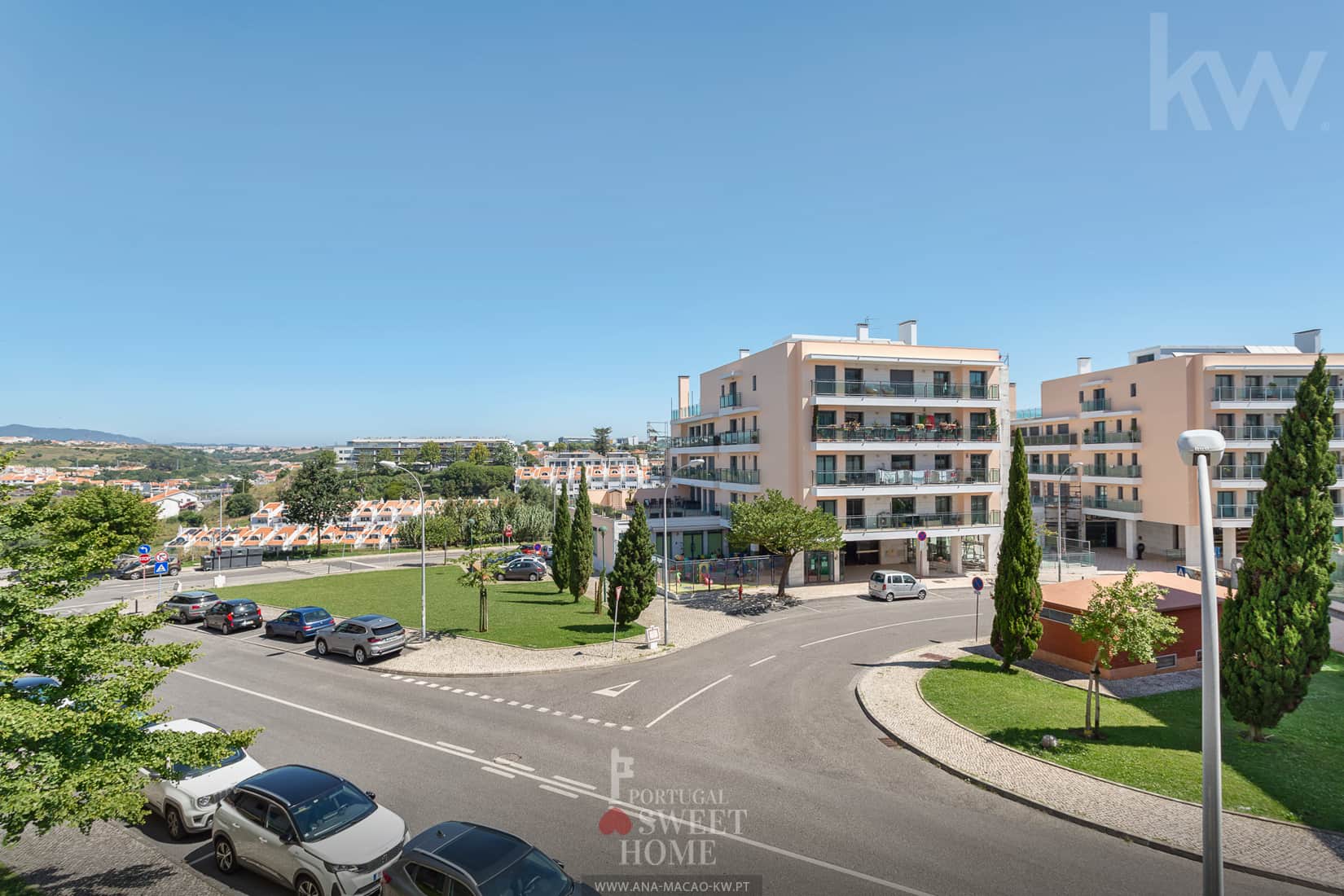 Balcony (7.15 m²) with open views of the sea and the Oeiras Agricultural Station