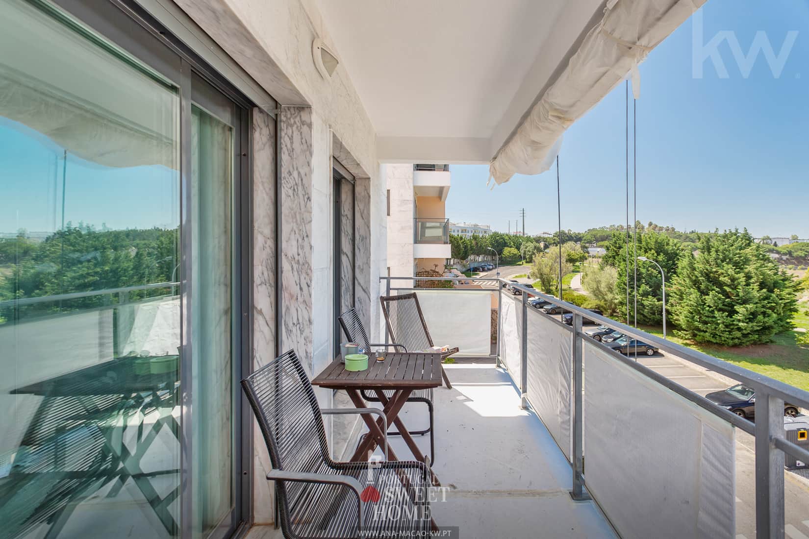 Balcony (7.15 m²) with open views of the sea and the Oeiras Agricultural Station