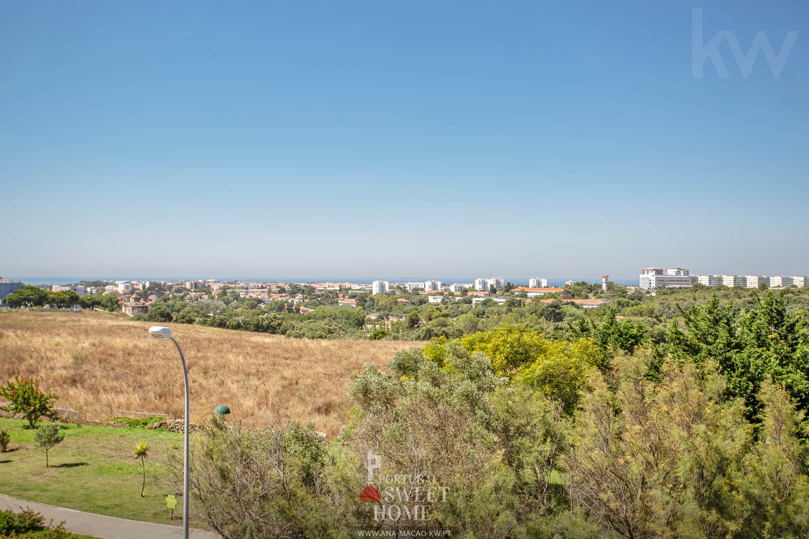 Varanda (7,15 m²) com vista desafogada para o mar e a Estação Agronómica de Oeiras