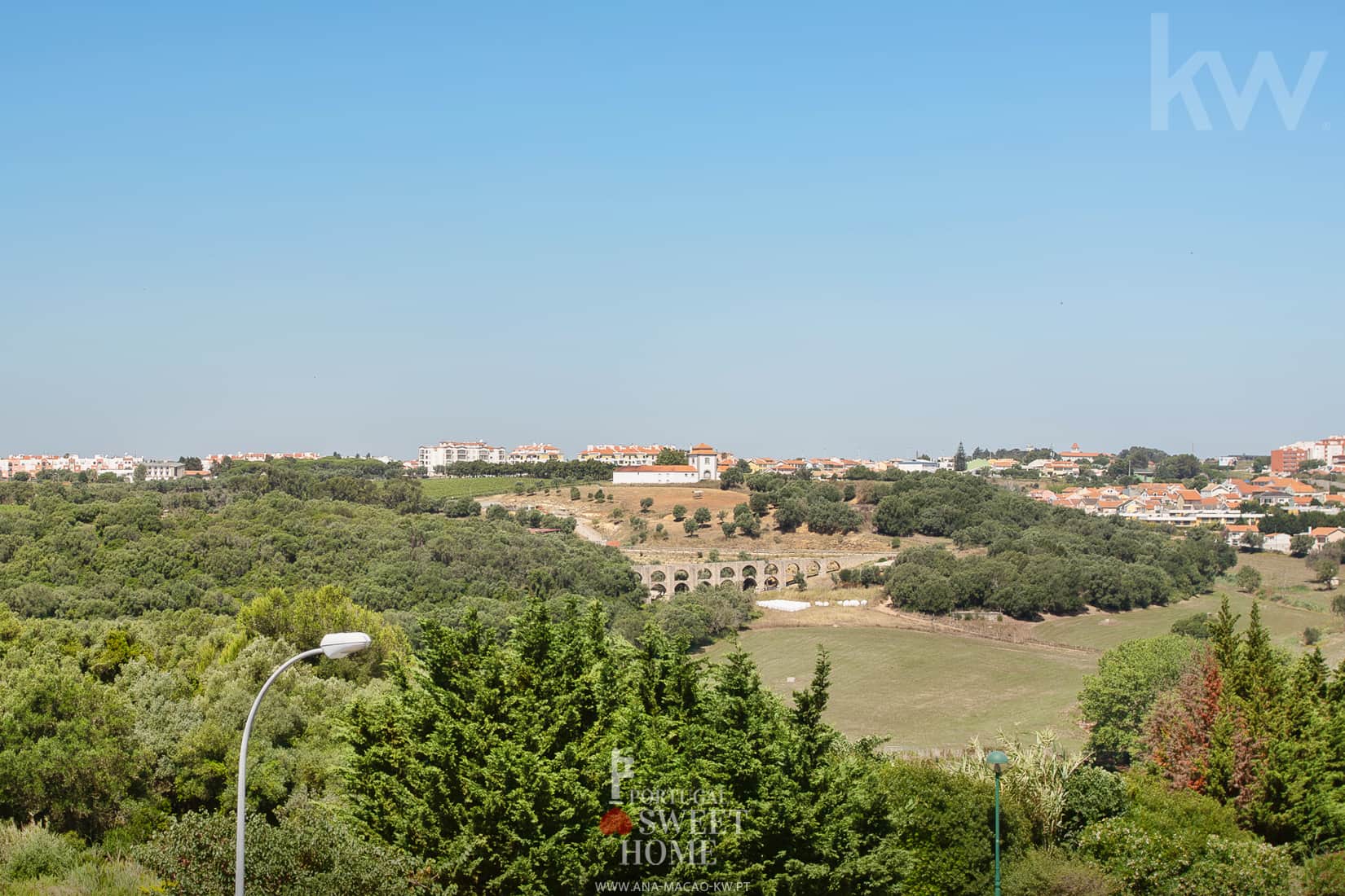 Varanda (7,15 m²) com vista desafogada para o mar e a Estação Agronómica de Oeiras