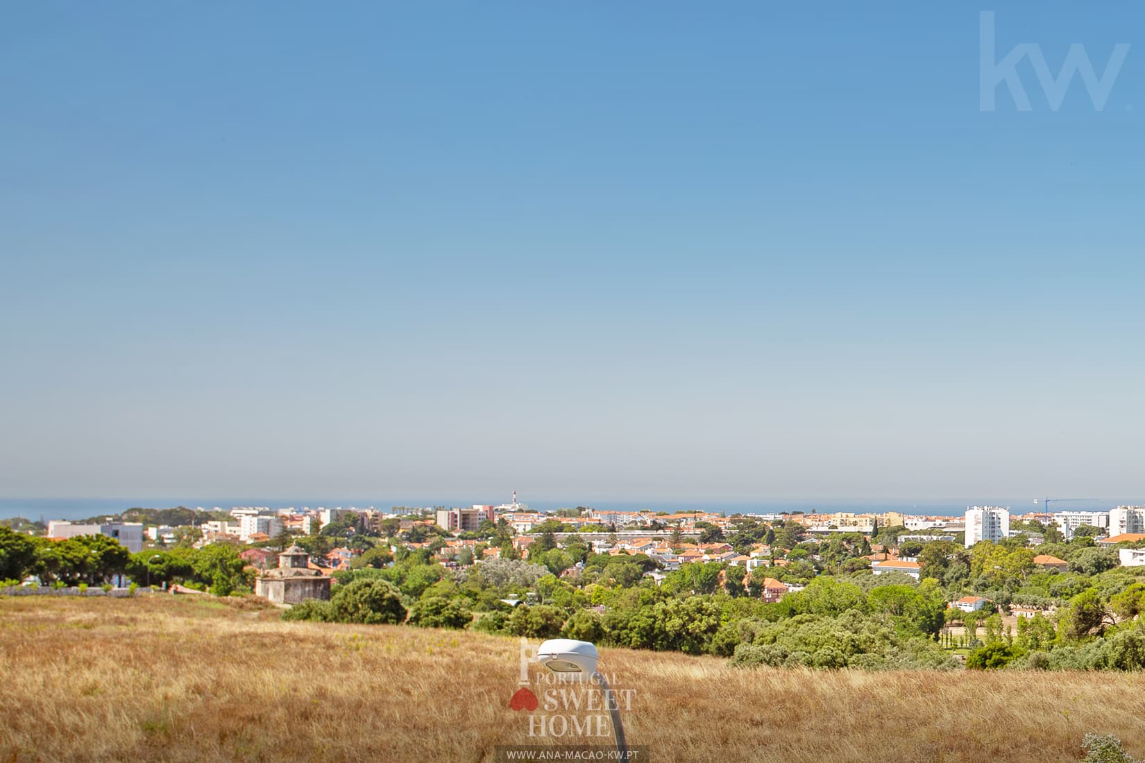 Varanda (7,15 m²) com vista desafogada para o mar e a Estação Agronómica de Oeiras